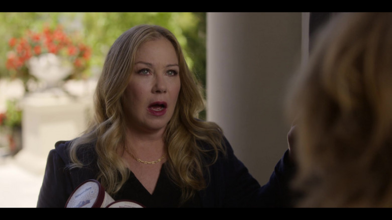 Häagen-Dazs Ice Cream Held by Christina Applegate as Jen Harding in Dead to Me S03E03 Look at What We Have Here (1)