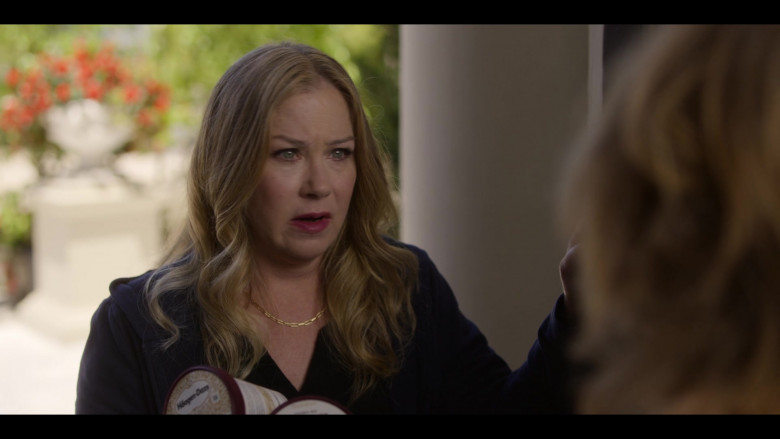 Häagen-Dazs Ice Cream Held by Christina Applegate as Jen Harding in Dead to Me S03E03 Look at What We Have Here (2)