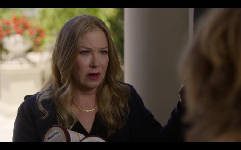 Häagen-Dazs Ice Cream Held by Christina Applegate as Jen Harding in Dead to Me S03E03 Look at What We Have Here (2)