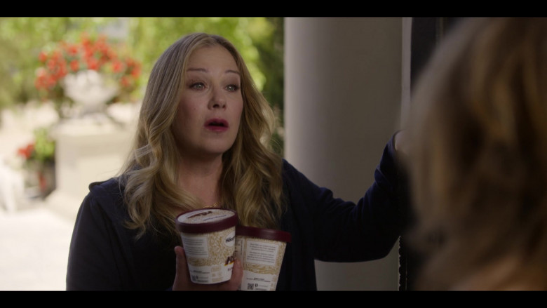 Häagen-Dazs Ice Cream Held by Christina Applegate as Jen Harding in Dead to Me S03E03 Look at What We Have Here (3)