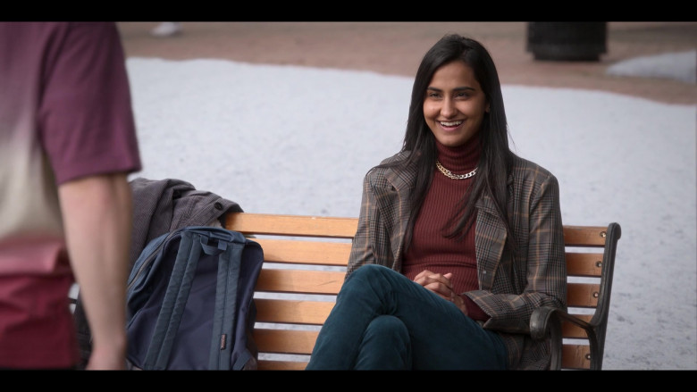 JanSport Backpack of Amrit Kaur as Bela in The Sex Lives of College Girls S02E03 The Short King (2)