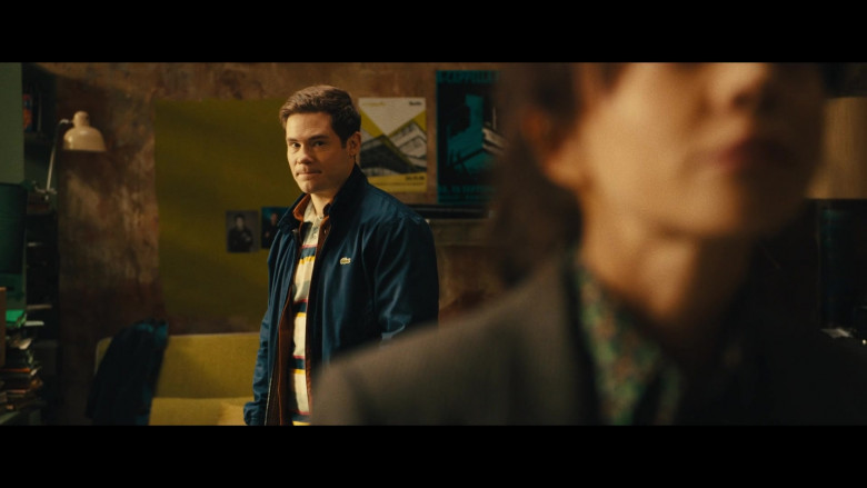 Lacoste Blue Jacket Worn by Adam DeVine as Bumper Allen in Pitch Perfect Bumper in Berlin S01E03 Verschlimmbessern (2)