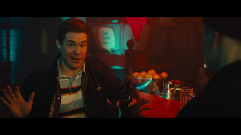 Lacoste Blue Jacket Worn by Adam DeVine as Bumper Allen in Pitch Perfect Bumper in Berlin S01E03 Verschlimmbessern (6)