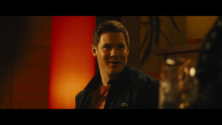 Lacoste Jacket of Adam DeVine as Bumper Allen in Pitch Perfect Bumper in Berlin S01E05 Mutterseelenallein (1)