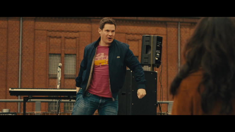 Lacoste Jacket of Adam DeVine as Bumper Allen in Pitch Perfect Bumper in Berlin S01E05 Mutterseelenallein (2)