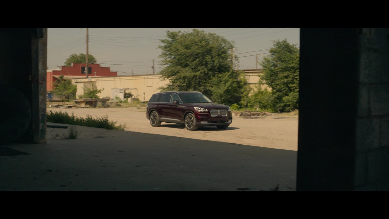 Lincoln Aviator SUV of Sylvester Stallone as Dwight ‘The General' Manfredi in Tulsa King S01E03 Caprice (1)