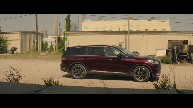 Lincoln Aviator SUV of Sylvester Stallone as Dwight ‘The General' Manfredi in Tulsa King S01E03 Caprice (2)