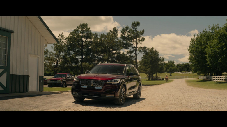 Lincoln Aviator SUV of Sylvester Stallone as Dwight ‘The General' Manfredi in Tulsa King S01E03 Caprice (3)