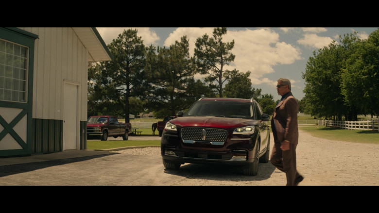 Lincoln Aviator SUV of Sylvester Stallone as Dwight ‘The General' Manfredi in Tulsa King S01E03 Caprice (4)