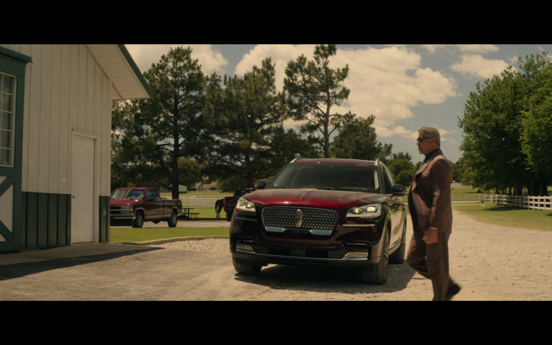 Lincoln Aviator SUV of Sylvester Stallone as Dwight ‘The General' Manfredi in Tulsa King S01E03 Caprice (4)