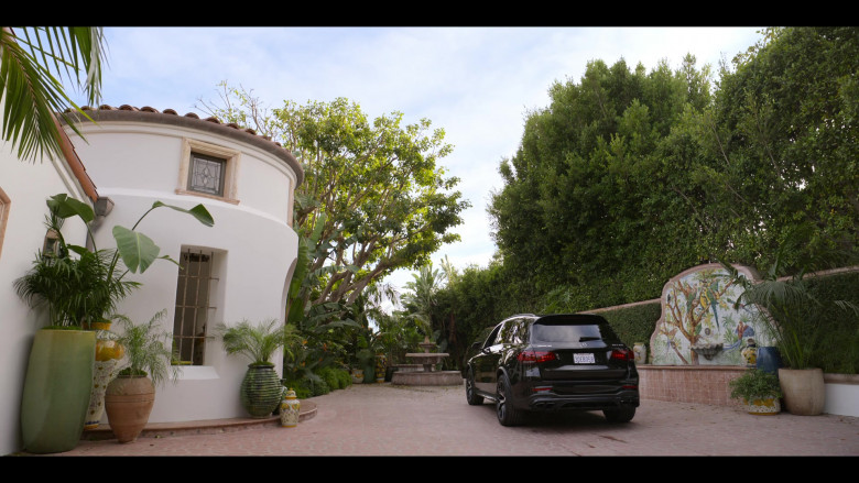 Mercedes-Benz GLC 63 AMG Black SUV in Dead to Me S03E10 We've Reached the End (4)