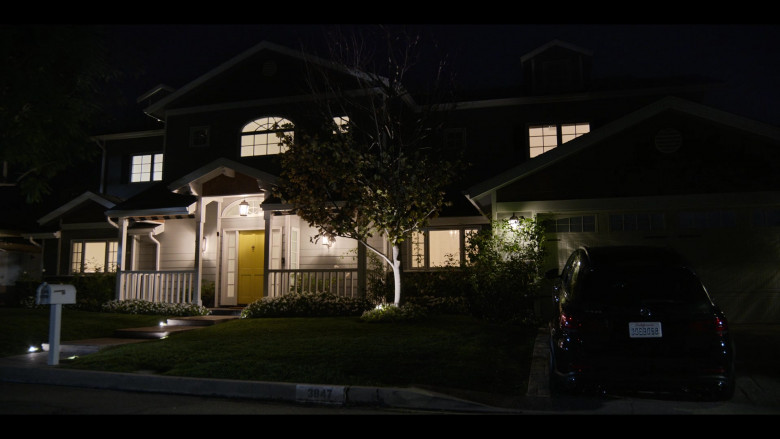 Mercedes-Benz GLC63 AMG Car of Christina Applegate as Jen Harding in Dead to Me S03E09 We're Almost Out of Time (3)