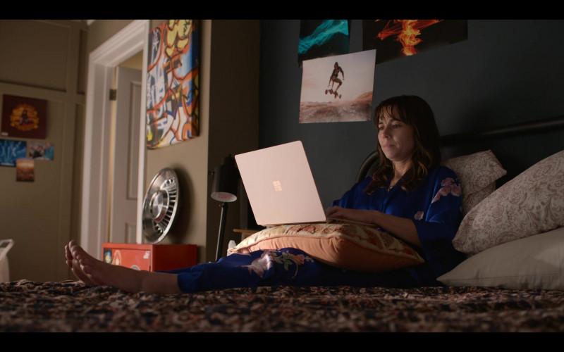 Microsoft Surface Laptop Computer Used by Linda Cardellini as Judy Hale in Dead to Me S03E07 Can We Be Honest (1)