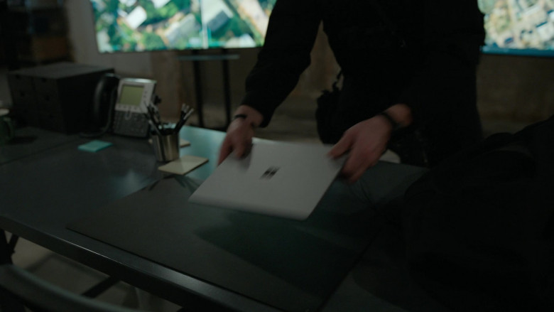 Microsoft Surface Laptop in Manifest S04E10 Inversion Illusion (2)