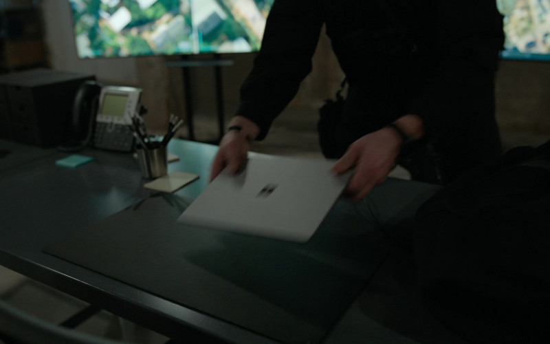 Microsoft Surface Laptop in Manifest S04E10 Inversion Illusion (2)