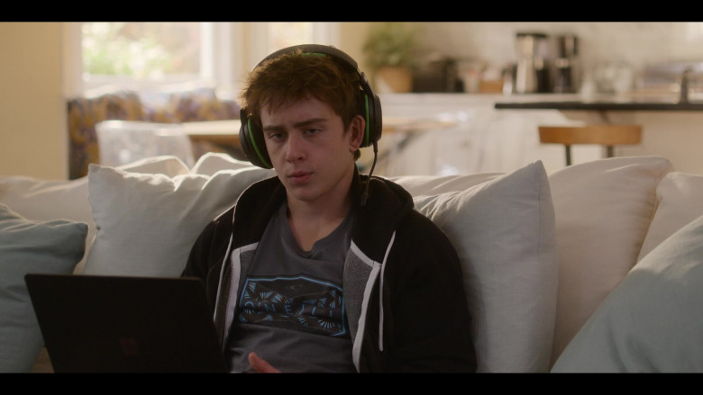 Microsoft Surface Laptop of Sam McCarthy as Charlie Harding in Dead to Me S03E04 Where Do We Go Now (1)