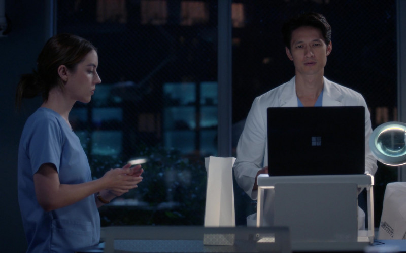 Microsoft Surface Laptops in Grey's Anatomy S19E06 Thunderstruck (3)
