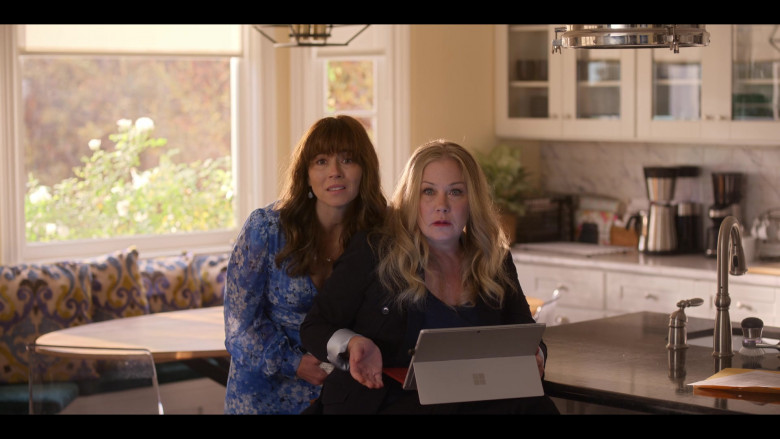 Microsoft Surface Tablet Computer of Christina Applegate as Jen Harding in Dead to Me S03E09 We're Almost Out of Time (3)