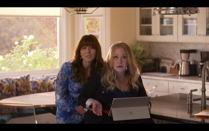 Microsoft Surface Tablet Computer of Christina Applegate as Jen Harding in Dead to Me S03E09 We’re Almost Out of Time (3)