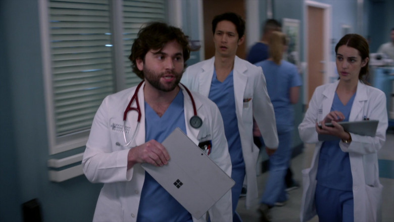 Microsoft Surface Tablet Computers in Grey's Anatomy S19E06 Thunderstruck (2)