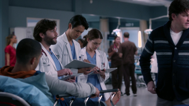Microsoft Surface Tablet Computers in Grey's Anatomy S19E06 Thunderstruck (4)