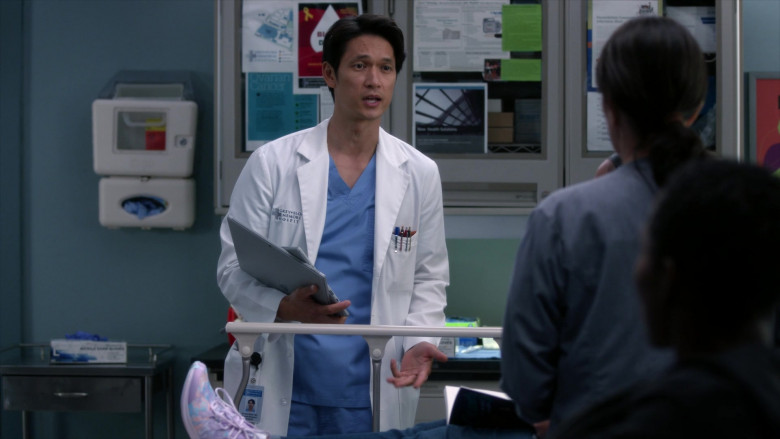 Microsoft Surface Tablet Computers in Grey's Anatomy S19E06 Thunderstruck (5)
