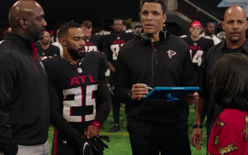 Microsoft Surface Tablet Used by Tony Gonzalez as Coach Lance Evans in Fantasy Football (1)