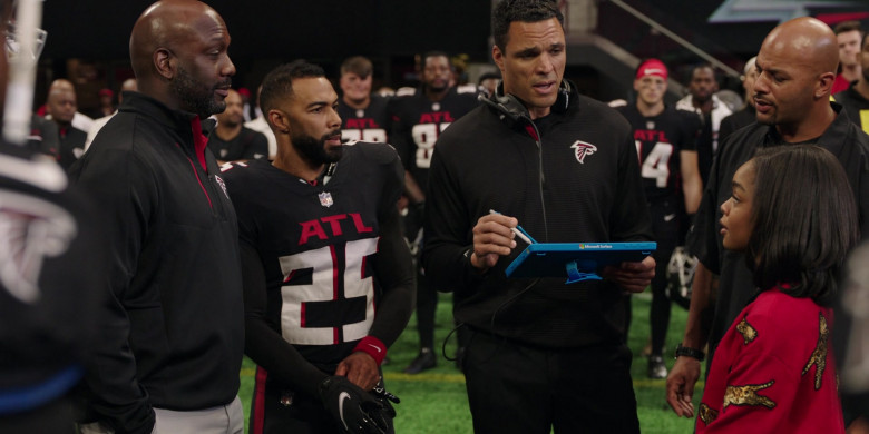 Microsoft Surface Tablet Used by Tony Gonzalez as Coach Lance Evans in Fantasy Football (2)