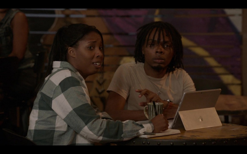 Microsoft Surface Tablet in All American S05E07 Hate It or Love It