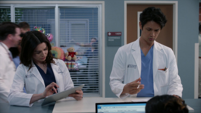 Microsoft Surface Tablet in Grey's Anatomy S19E05 When I Get to the Border (2022)