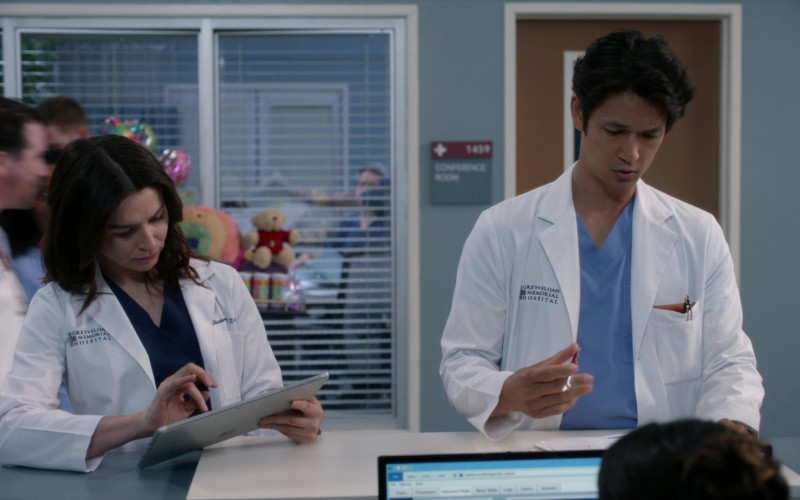 Microsoft Surface Tablet in Grey's Anatomy S19E05 When I Get to the Border (2022)
