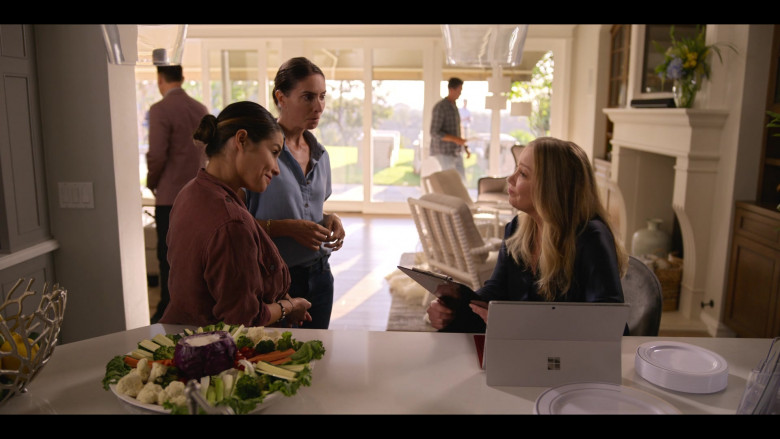 Microsoft Surface Tablet of Christina Applegate as Jen Harding in Dead to Me S03E08 We'll Find a Way (1)