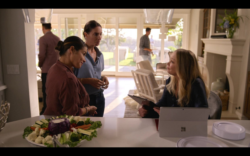Microsoft Surface Tablet of Christina Applegate as Jen Harding in Dead to Me S03E08 We’ll Find a Way (1)