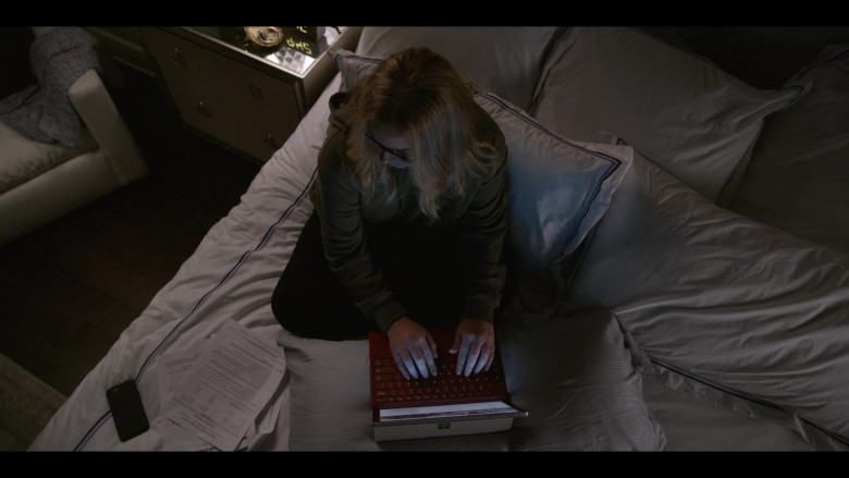 Microsoft Surface Tablet of Christina Applegate as Jen Harding in Dead to Me S03E08 We'll Find a Way (2)