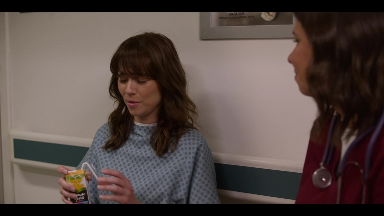 Minute Maid Juice Enjoyed by Linda Cardellini as Judy Hale in Dead to Me S03E01 We've Been Here Before (1)