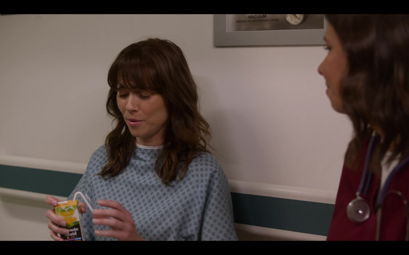 Minute Maid Juice Enjoyed by Linda Cardellini as Judy Hale in Dead to Me S03E01 We've Been Here Before (1)