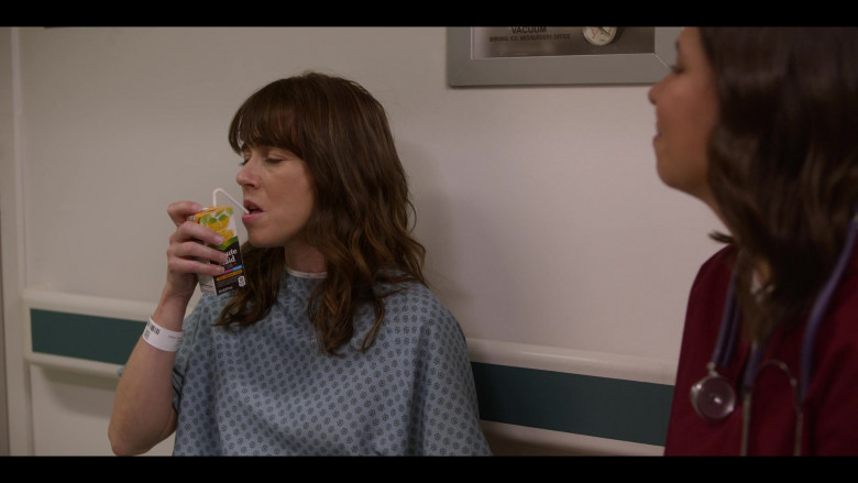 Minute Maid Juice Enjoyed by Linda Cardellini as Judy Hale in Dead to Me S03E01 We've Been Here Before (2)