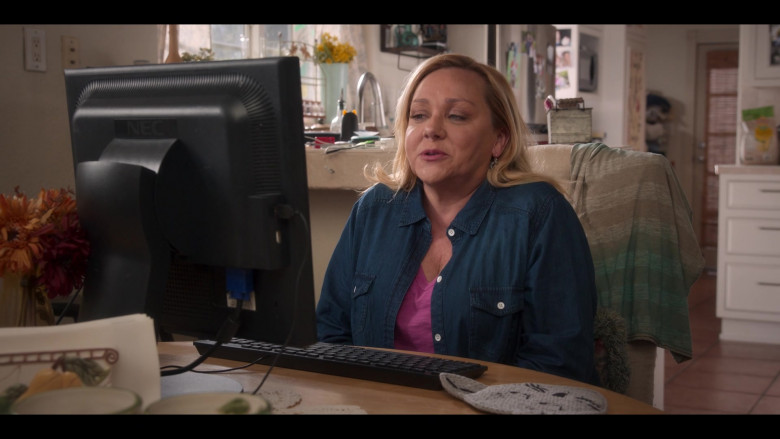 NEC PC Monitor in The Sex Lives of College Girls S02E02 Frat Problems (2022)
