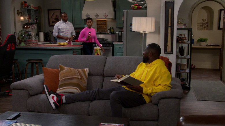 Nike Sneakers Worn by Actors in The Neighborhood S05E07 Welcome to the Working Week (3)