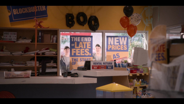 Orbit Gums, Tootsie Roll, Snickers, Wrigley's Doublemint, Twix, Swedish Fish, Hostess Cup Cakes and Ho-Hos Snacks in Blockbuster S01E03 Evan and Trevin (2022)