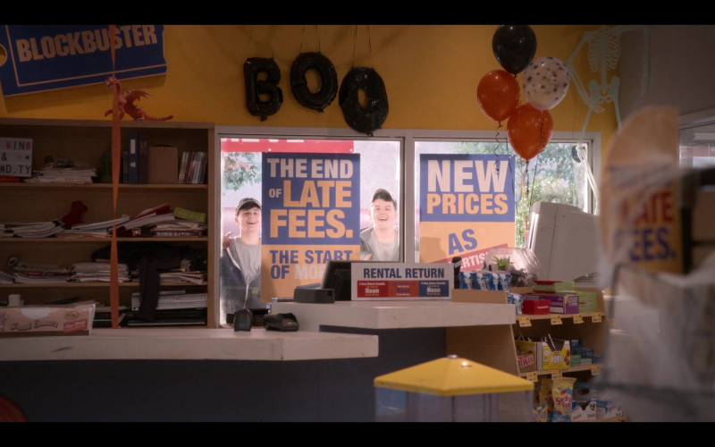 Orbit Gums, Tootsie Roll, Snickers, Wrigley's Doublemint, Twix, Swedish Fish, Hostess Cup Cakes and Ho-Hos Snacks in Blockbuster S01E03 "Evan and Trevin" (2022)