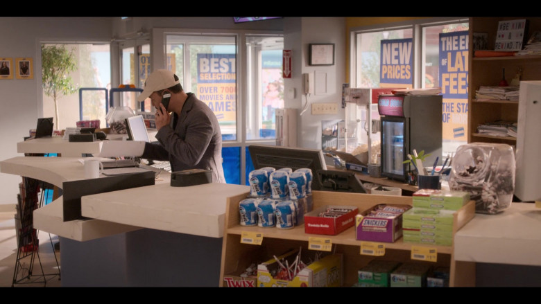 Orbit Gums, Tootsie Rolls, Snickers, Wrigley's Doublemint Gum, Twix, Tootsie Pops in Blockbuster S01E02 Blockbuster Daddy (2022)