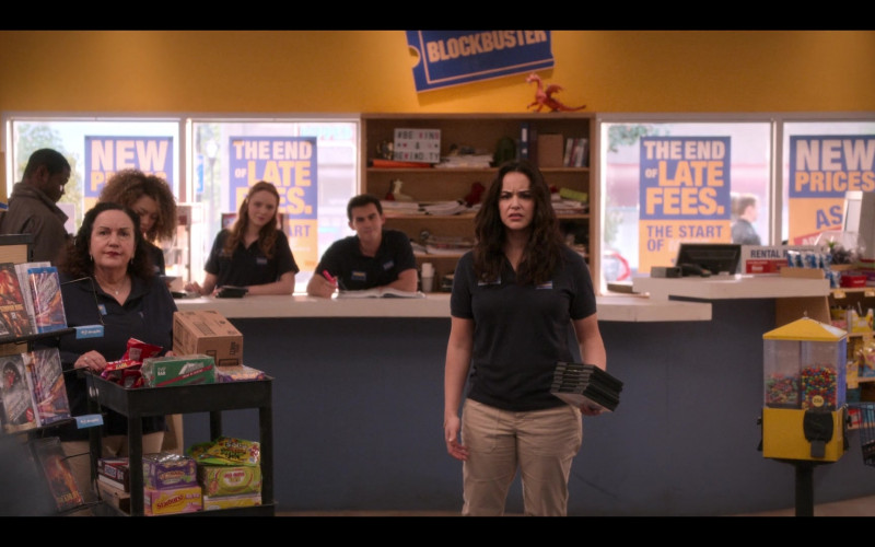 RITZ Bits, Snickers, Starburst, Sour Patch Kids in Blockbuster S01E04 "The Itsy Bitsy" (2022)