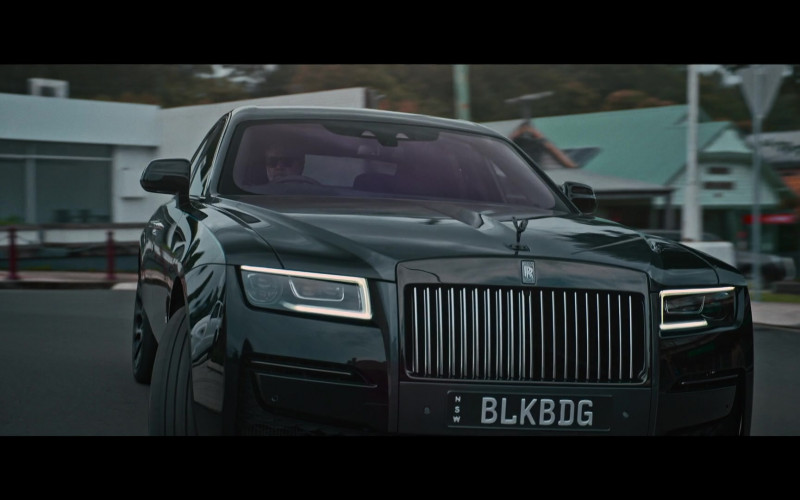 Rolls-Royce Ghost Black Car Driven by Russell Crowe as Jake Foley in Poker Face Movie 2022 (1)