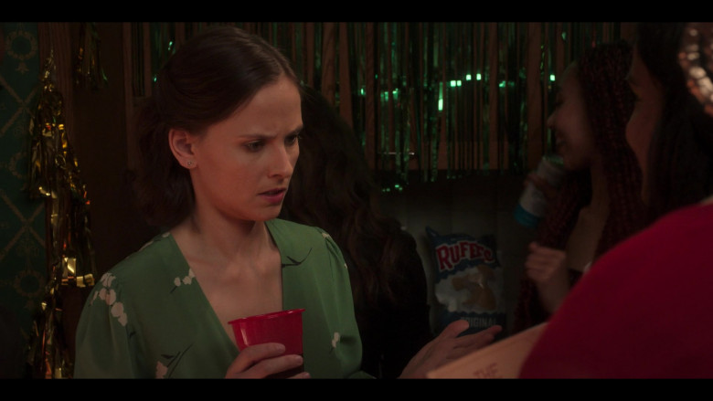 Ruffles Potato Chips in The Sex Lives of College Girls S02E04 Will You Be My Girlfriend (2022)