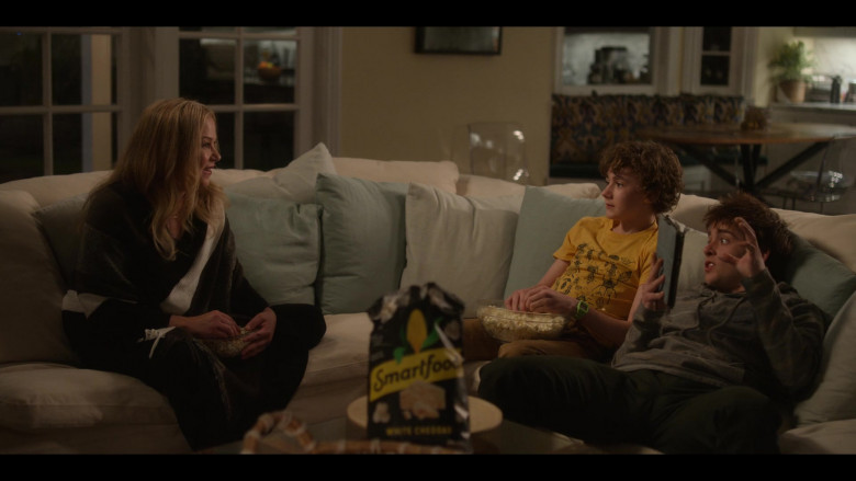 Smartfood Popcorn Enjoyed by Christina Applegate as Jen Harding, Sam McCarthy as Charlie & Luke Roessler as Henry in Dead to Me S03E07 Can We Be Honest (1)