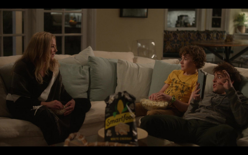 Smartfood Popcorn Enjoyed by Christina Applegate as Jen Harding, Sam McCarthy as Charlie & Luke Roessler as Henry in Dead to Me S03E07 Can We Be Honest (1)