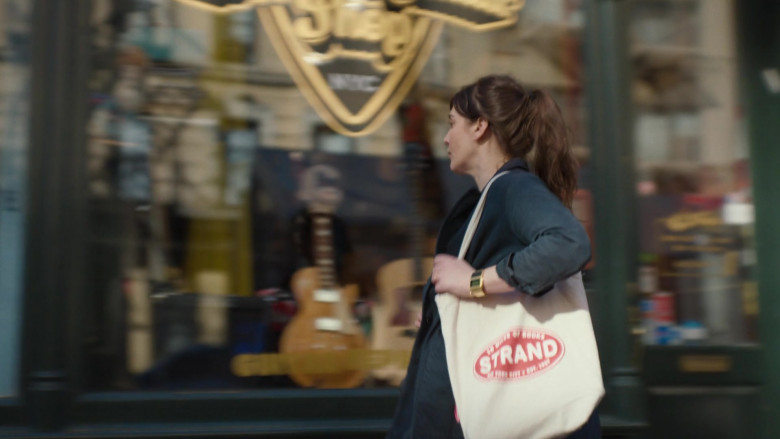 Strand Bookstore Bag of Lizzy Caplan as Libby Epstein in Fleishman Is in Trouble S01E01 Summon Your Witnesses (2022)