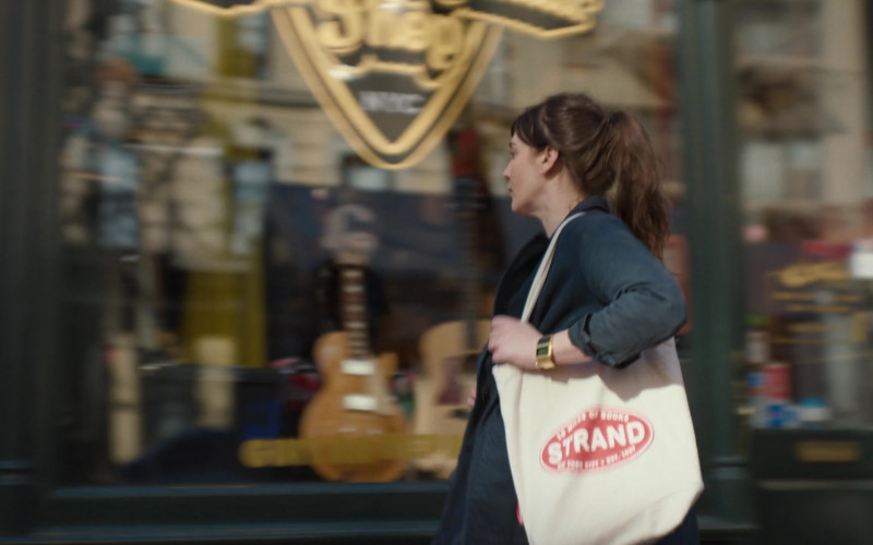 Strand Bookstore Bag of Lizzy Caplan as Libby Epstein in Fleishman Is in Trouble S01E01 Summon Your Witnesses (2022)