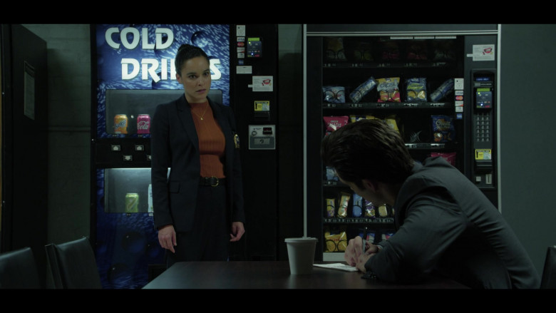 Sunkist Orange, Coca-Cola, Schweppes, Wise Snacks and Cheez-It Snap'd Crackers in The Calling S01E01 He's Gone (2022)